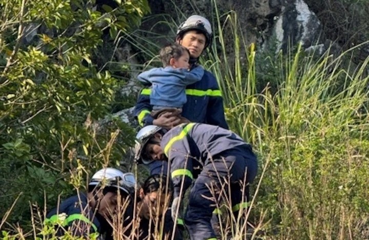 Cong an Ha Noi cuu hai chau be truot chan xuong ho sau nui Tram hinh anh