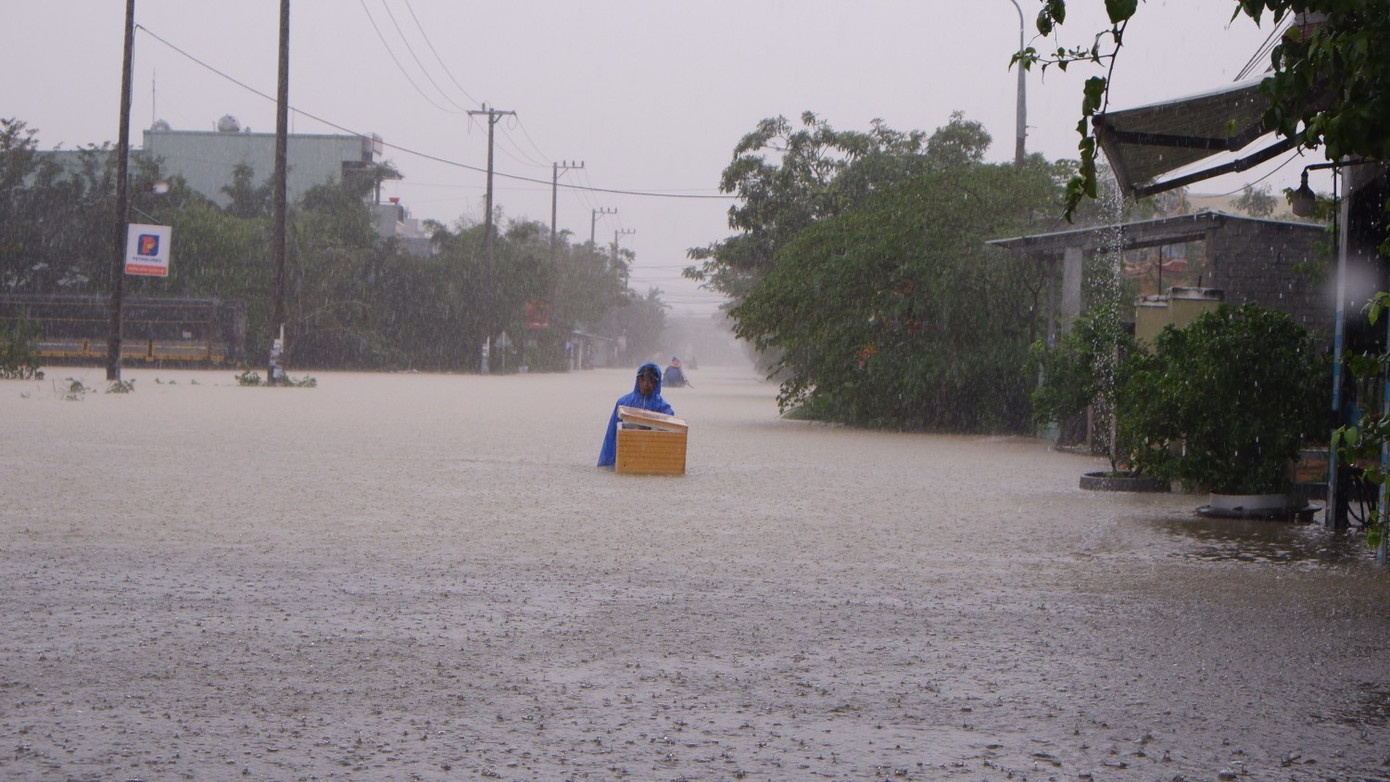 Mien Trung sap mua rat lon, co noi tren 700 mm hinh anh