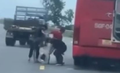 Xe khach va container dung giua duong, mot nguoi bi danh hoi dong hinh anh