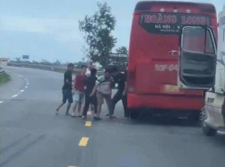 Xe container danh hoi dong anh 1