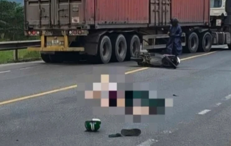 Oto tai va cham xe may tren quoc lo, hai nguoi chet tai cho hinh anh