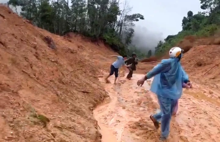 Dat doi trut ao at nhu thac xuong Quoc lo 40B, nhieu nguoi vut xe chay hinh anh