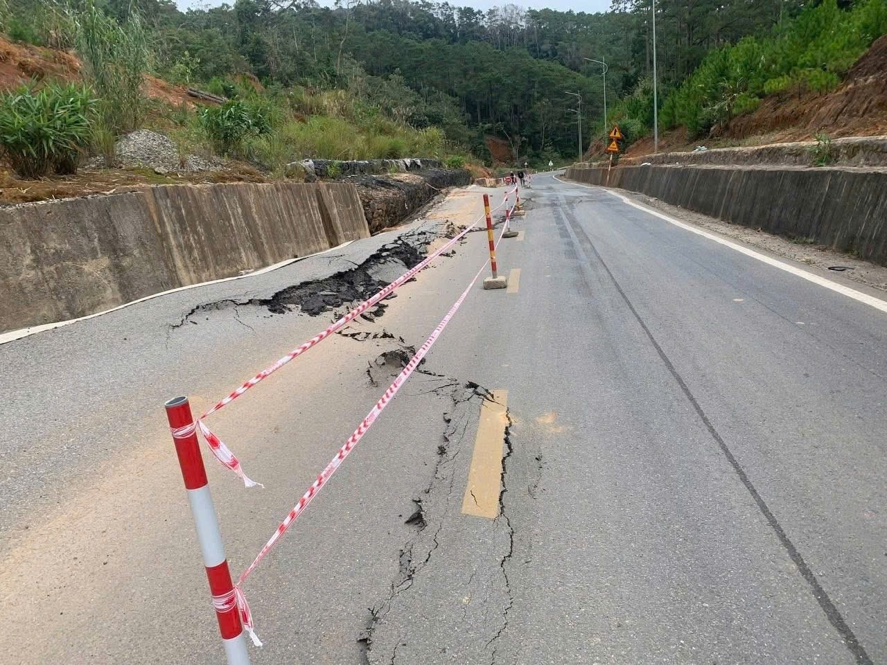 Clip: Xuat hien vet nut dai khoang 100 m tren Quoc lo 24 qua Mang Den hinh anh