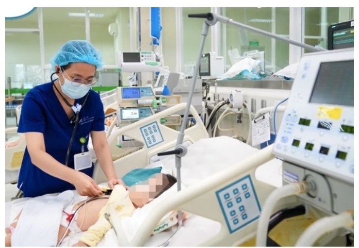 Be 2 tuoi suy ho hap nang vi uong nham dau thap den hinh anh