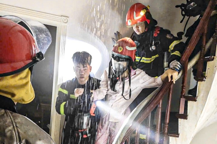 Nha 7 tang chay o Ha Noi, canh sat kip thoi giai cuu mot phu nu hinh anh