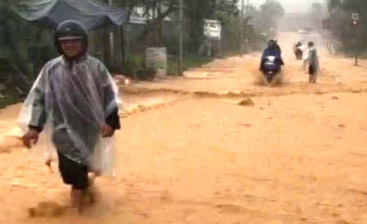 Mua lon gay ngap cuc bo, chia cat nhieu doan duong Ho Chi Minh o Hue hinh anh