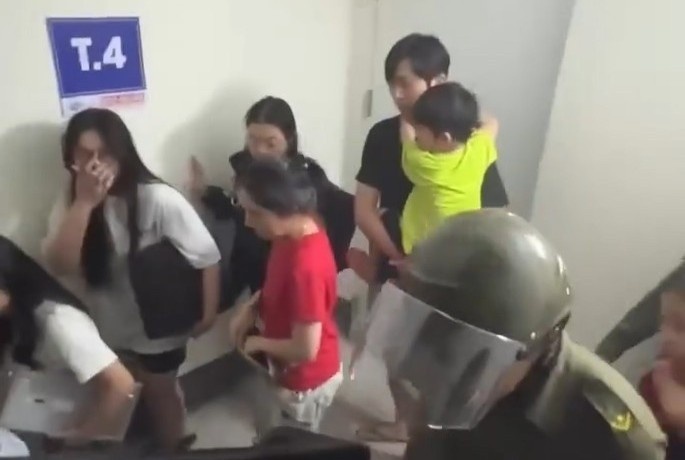 Chay can ho chung cu o TP.HCM, hang tram nguoi thao chay hinh anh