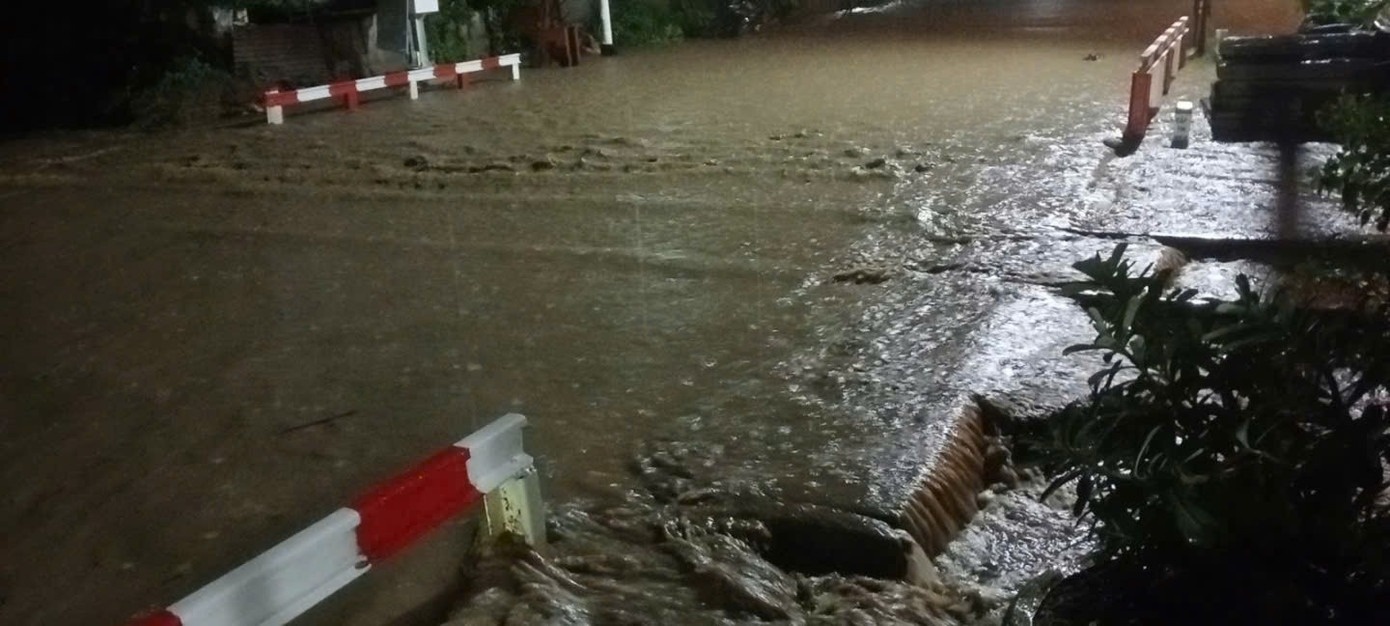 Mua lon, duong sat ngap sau, tau tam dung qua Khanh Hoa hinh anh