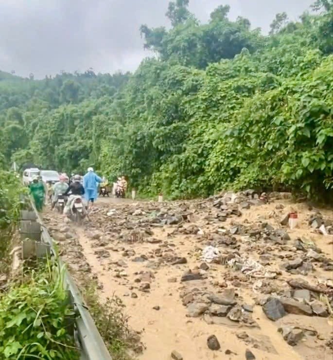 canh bao mua lon anh 2