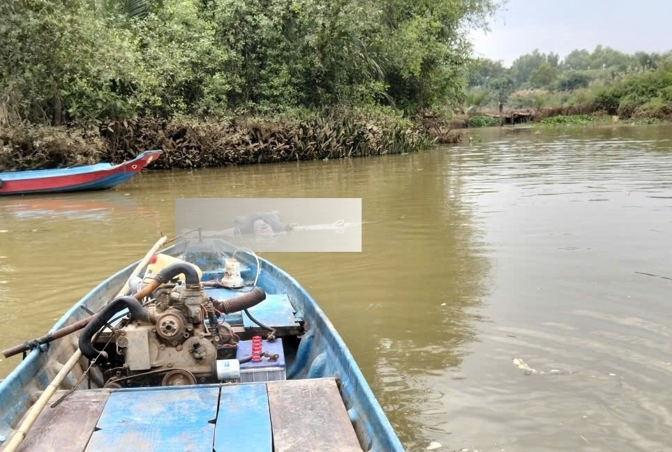 Tim thay thi the be gai troi tren song Dong Nai sau khi nhay cau Hoa A hinh anh