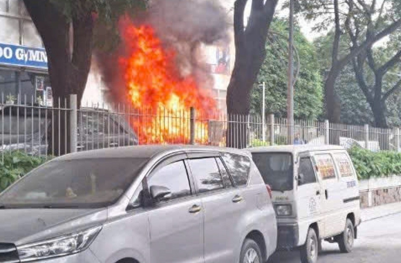 Oto chay rui trong khuon vien chung cu o TP.HCM hinh anh