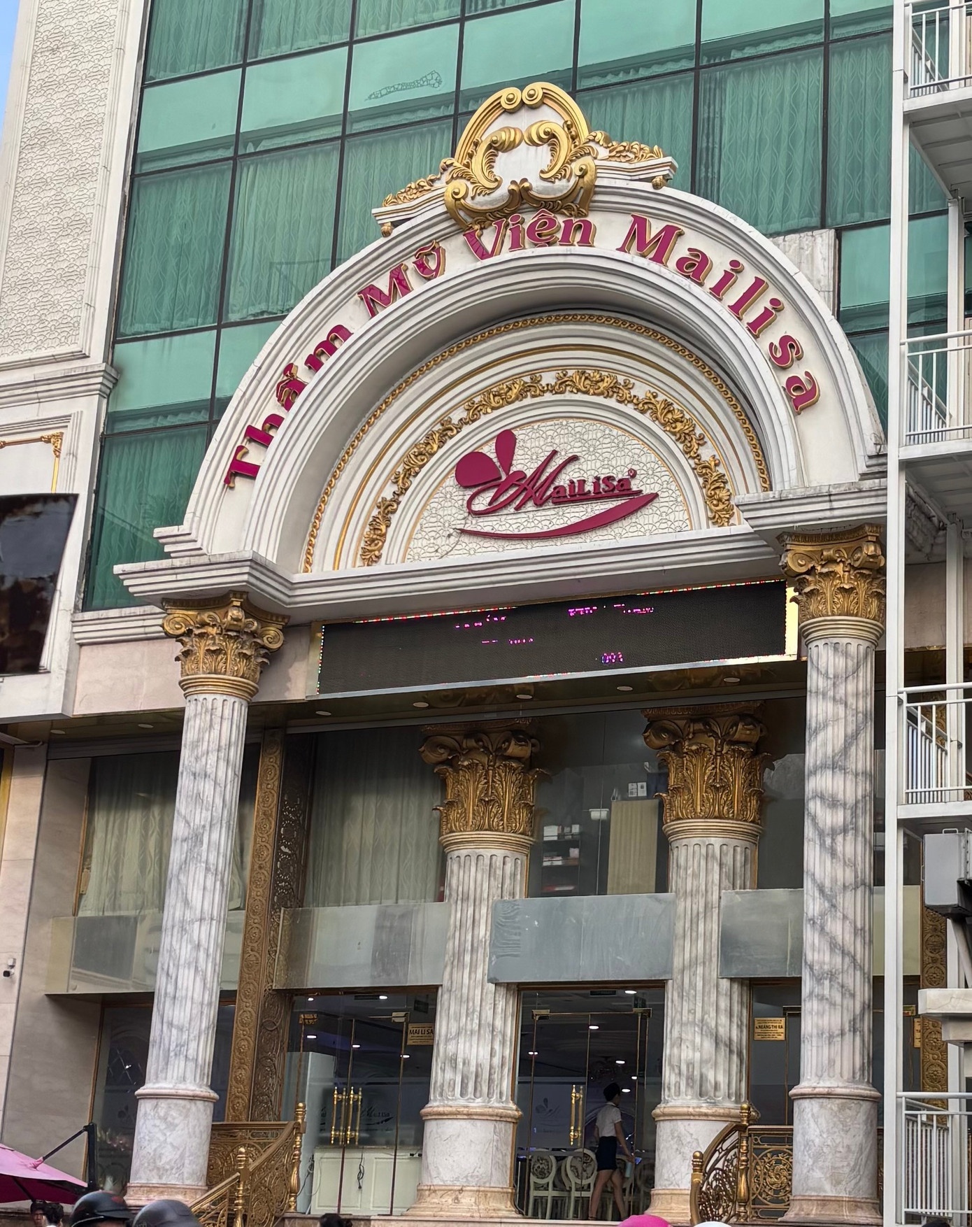 Tham my vien Mailisa,  Chu tich Mailisa,  Giam doc Mailisa anh 2