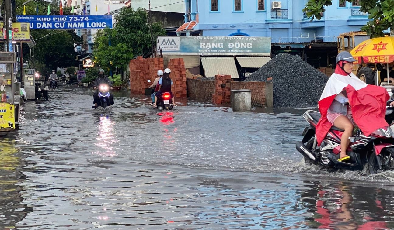 Trieu cuong ket hop mua lon, nguoi dan TP.HCM chat vat giua bien nuoc hinh anh