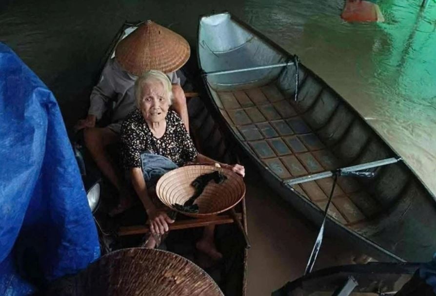 Am anh nhung loi cau cuu xe long trong lu o Dak Lak hinh anh