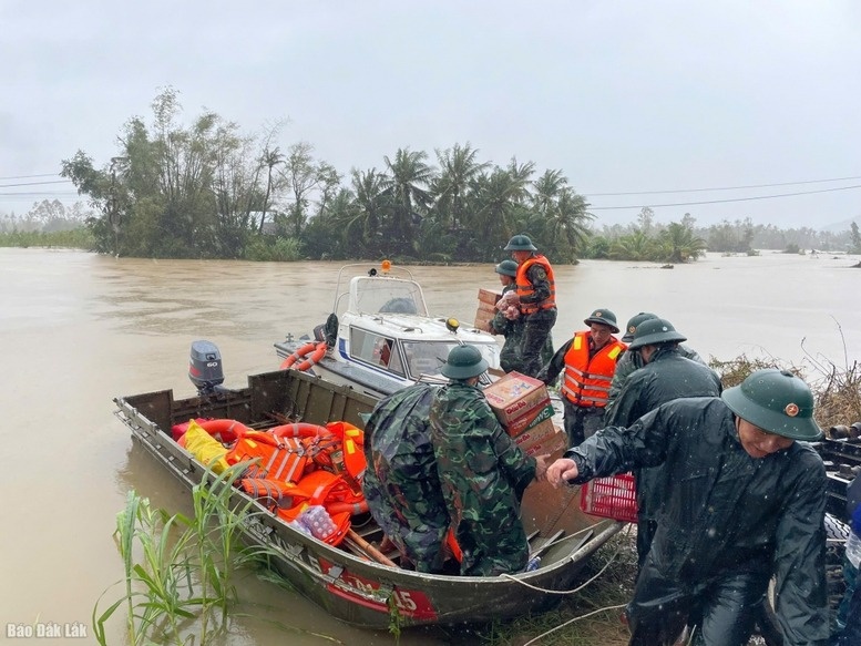 Ho tro khan cap 700 ty dong cho 4 tinh khac phuc thiet hai do mua lu hinh anh