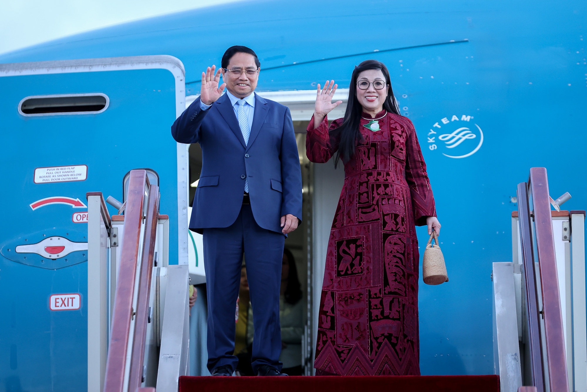 Thu tuong Algeria ra san bay don Thu tuong Pham Minh Chinh hinh anh