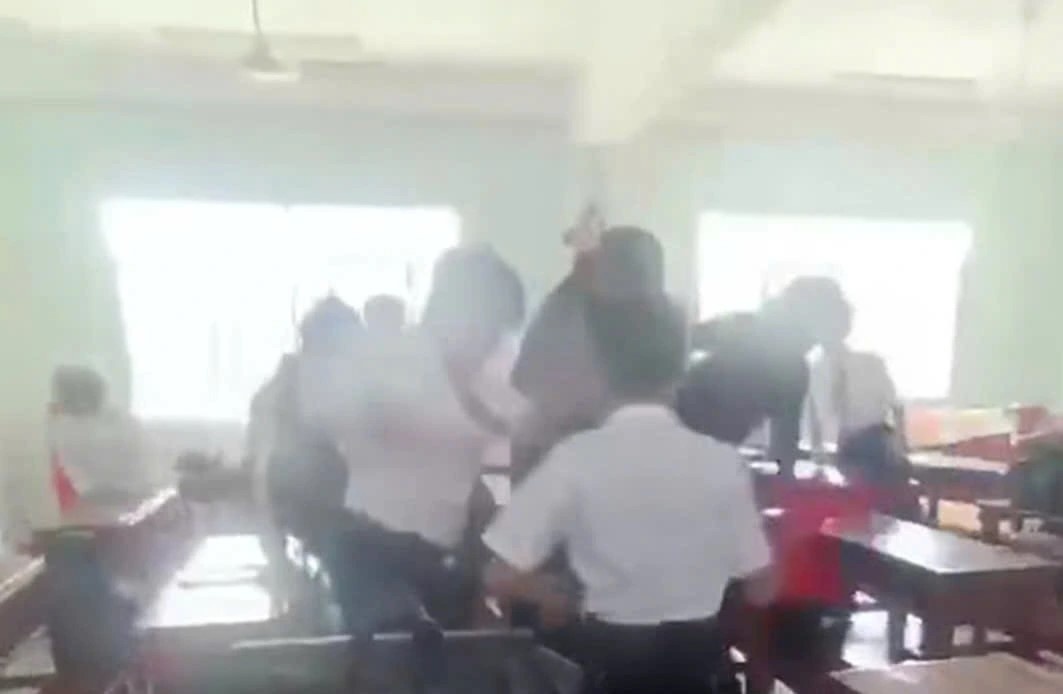 Danh hoi dong nam sinh anh 1