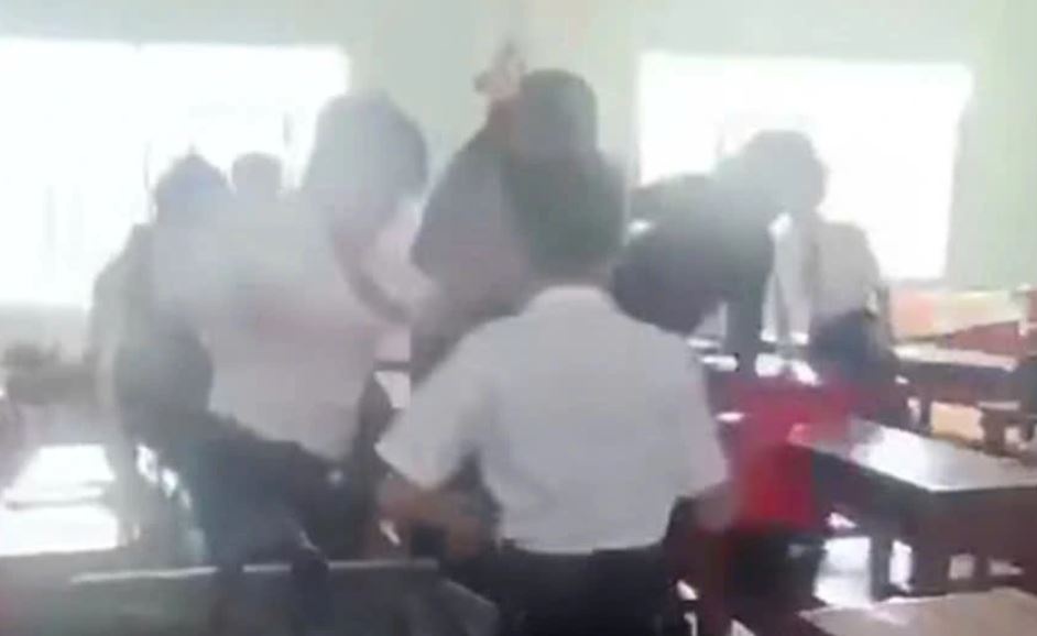 Nam sinh lop 8 bi danh hoi dong ngay giua lop hoc hinh anh