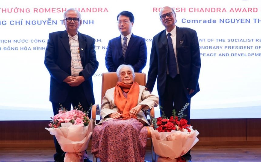Ba Nguyen Thi Binh duoc trao Giai thuong Hoa binh Romesh Chandra hinh anh