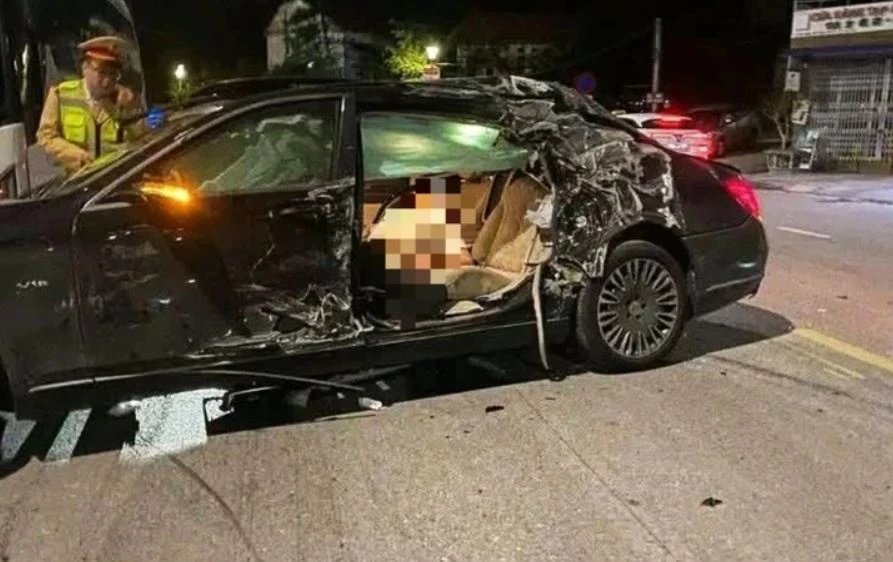 Xe sang Maybach S600 dam xe khach, mot nguoi tu vong hinh anh