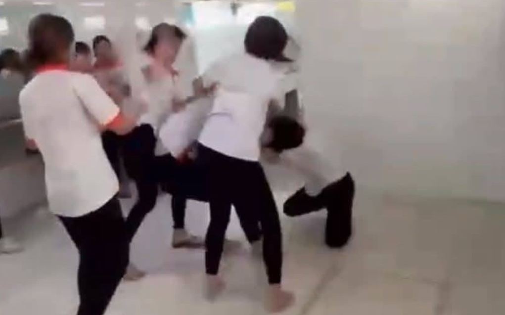 Buoc thoi hoc 2 nu sinh danh ‘hoi dong’ ban trong nha ve sinh o TP.HCM hinh anh