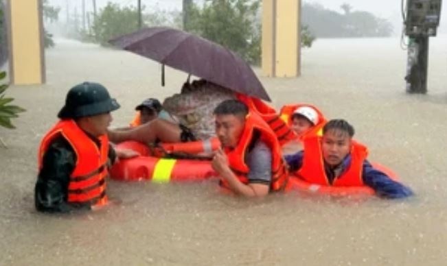 Lu tren song Ba tai Dak Lak vuot dinh lich su nam 1993 hinh anh
