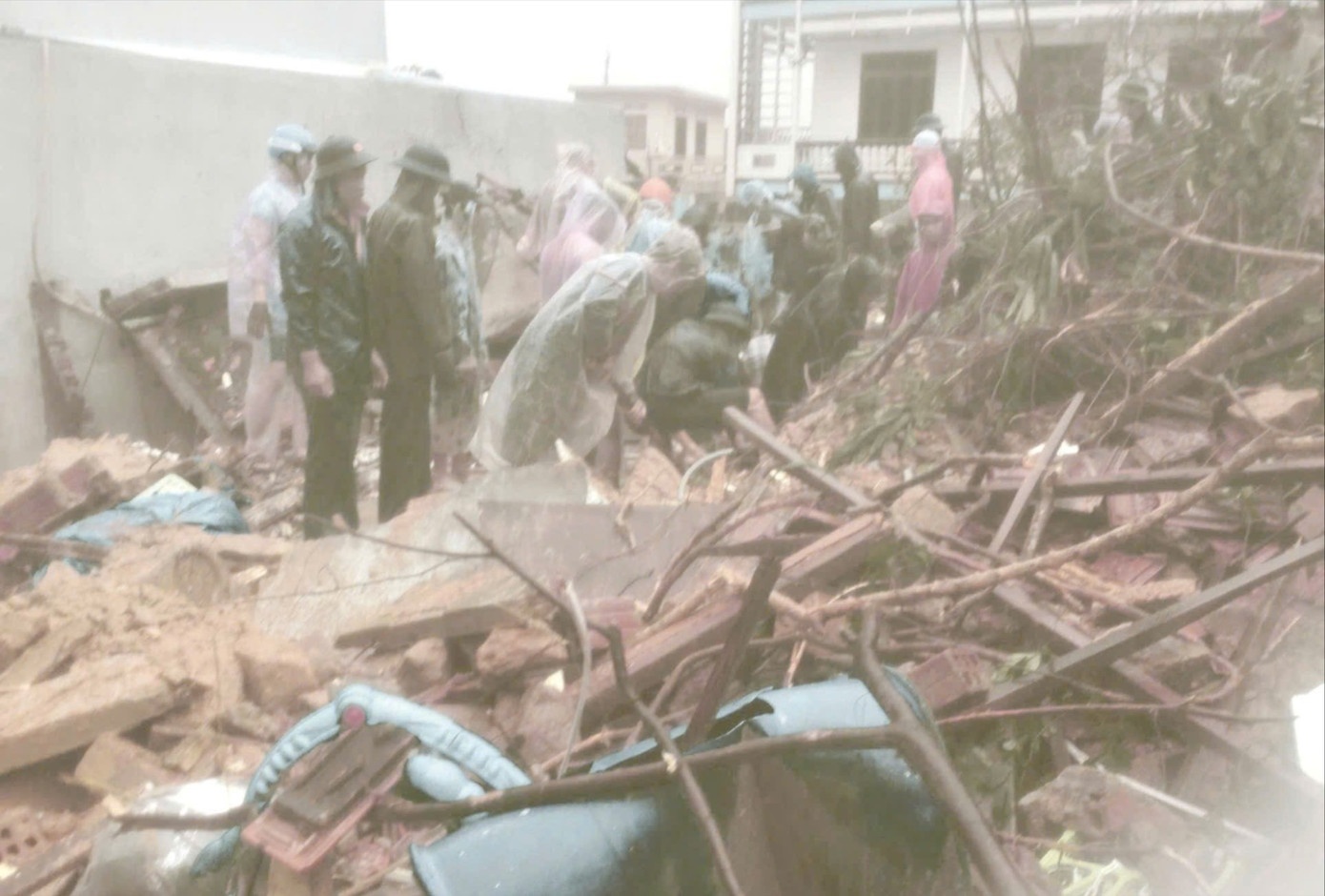 Tim thay cu ba tu nan trong vu sat lo o Quy Nhon hinh anh