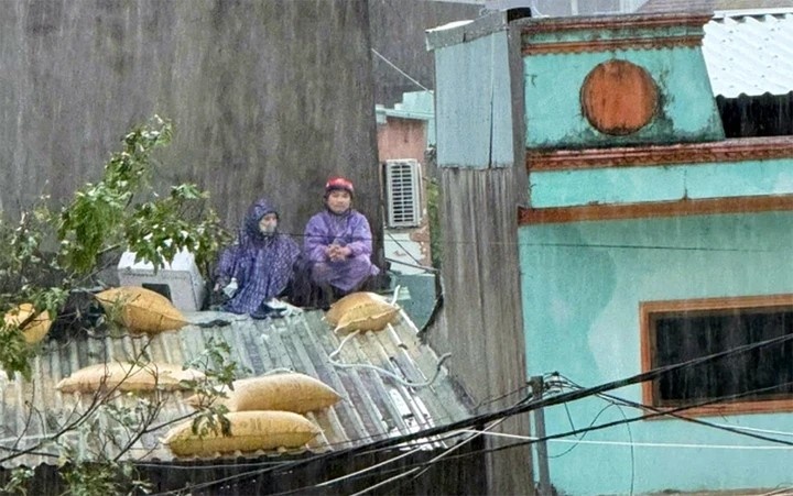 Thoi tiet 20/11: Mien Bac hung nang, mua lu van bua vay mien Trung hinh anh