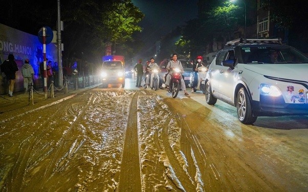 Xu phat tai xe lam roi bun dat tren pho Ha Noi trong dem hinh anh