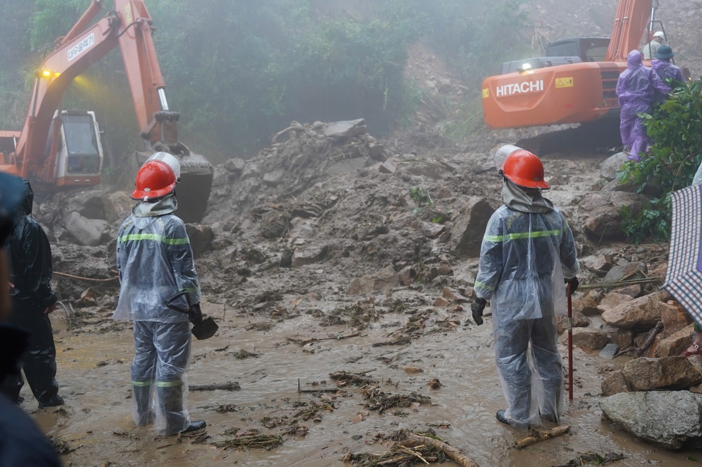 Tim thay thi the nan nhan cuoi cung vu sat lo deo Khanh Son hinh anh