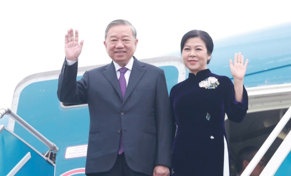 Tong Bi thu To Lam va Phu nhan len duong tham Lao hinh anh