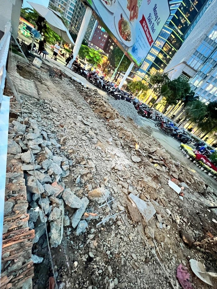 Nha ve sinh tro lai anh 2