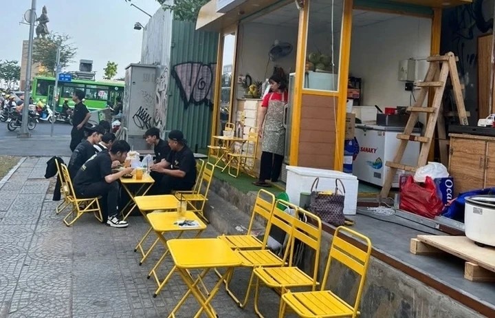 Nha ve sinh tro lai anh 3