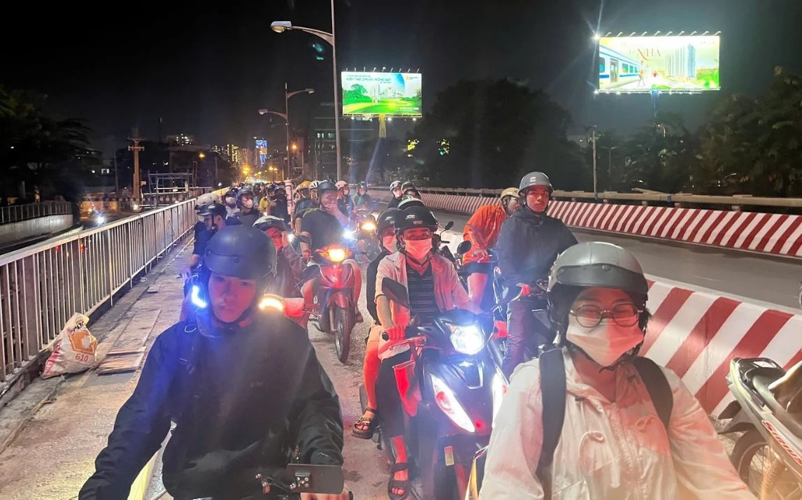 Hang nghin phuong tien ket cung giua dem tren Cau Binh Trieu 1 hinh anh