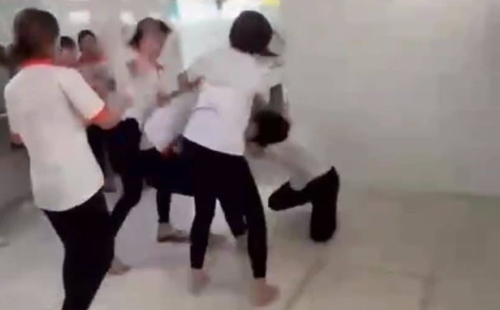 Nu sinh cao dang o TP.HCM bi danh 'hoi dong' trong nha ve sinh hinh anh