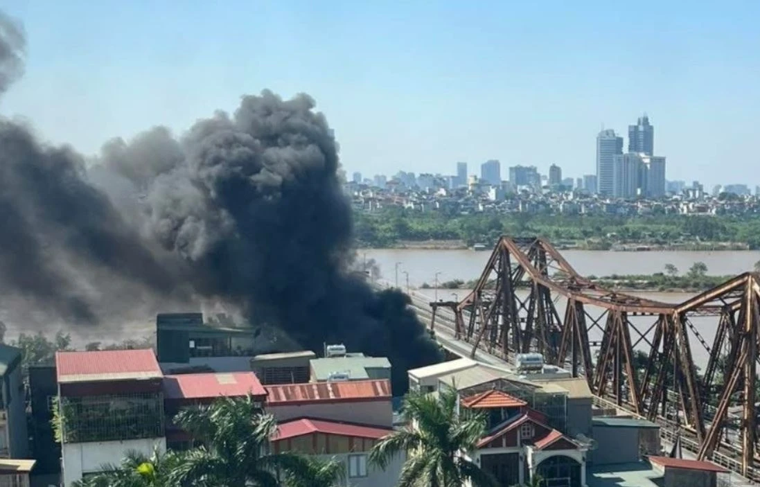 Chay lon tai quan an duoi chan cau Long Bien hinh anh