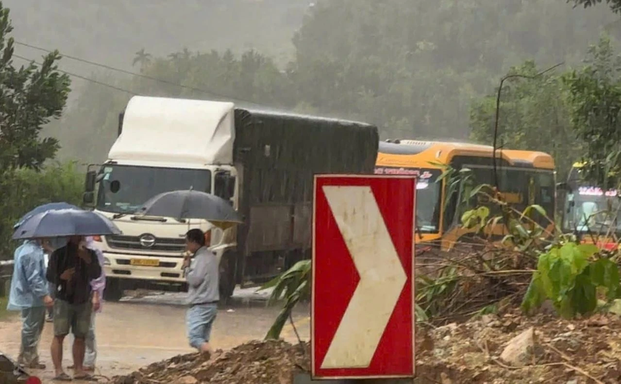 Khuyen cao tai xe khong di qua deo Lo Xo hinh anh