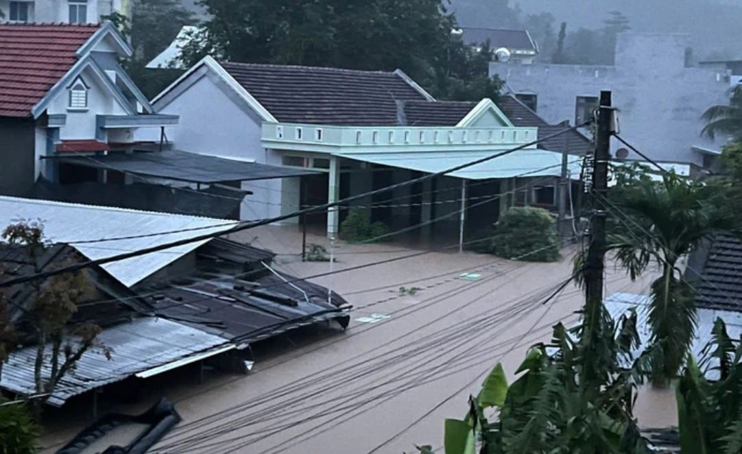 Hang tram nha dan o Dak Lak ngap sau qua noc, nguoi dan bi co lap hinh anh
