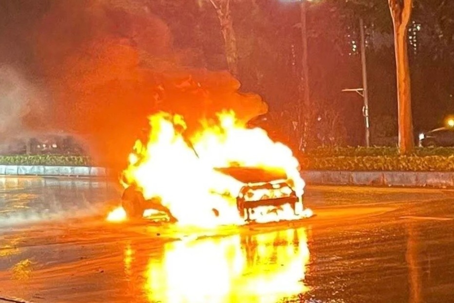 Oto boc chay ngun ngut duoi troi mua o Ha Noi hinh anh