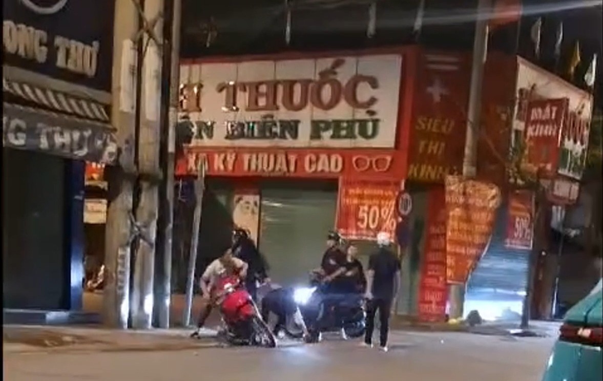 Doi trai gai bi nhom doi tuong truy duoi, danh hoi dong trong dem hinh anh