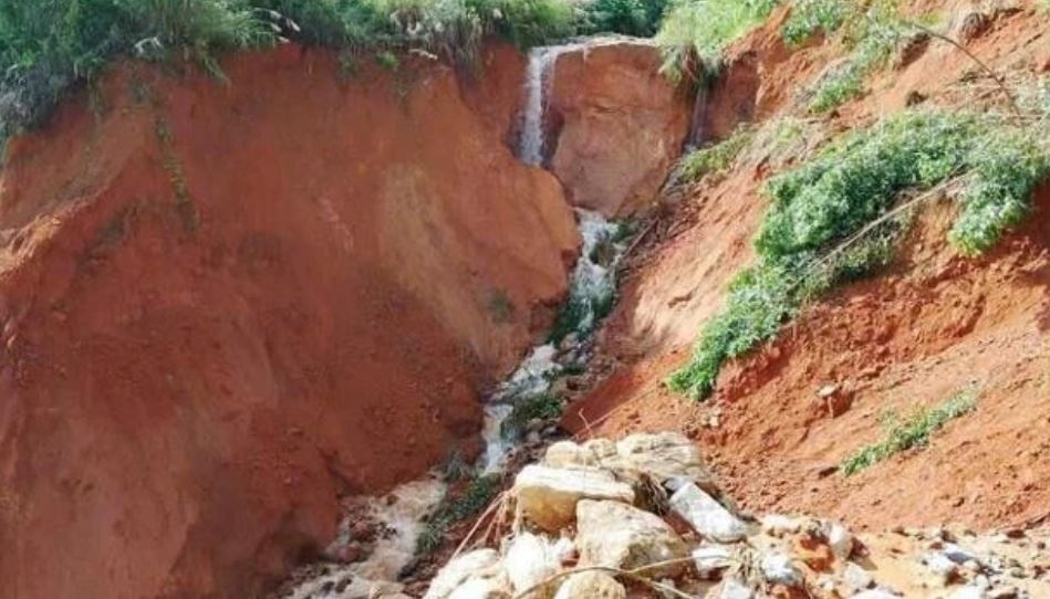 Can canh ho sau 35 m, khien ca thon o Quang Ngai bi chia cat hinh anh