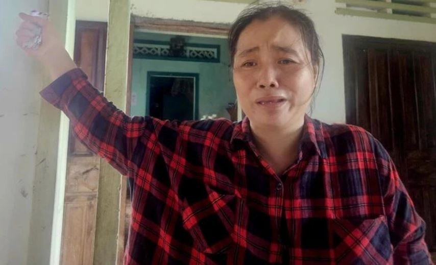 Vo bat luc nhin chong va hai chau ruot bi lu cuon ngay truoc mat hinh anh