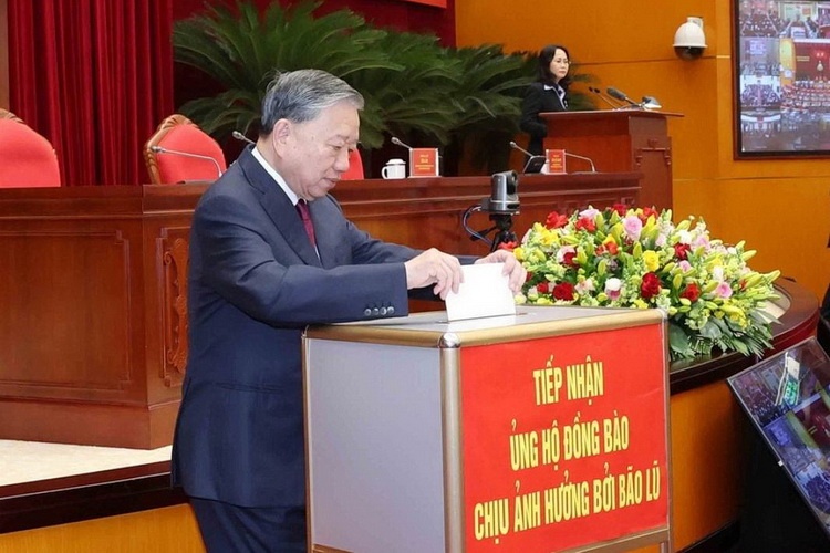 Tong Bi thu To Lam va cac dai bieu quyen gop ung ho dong bao hinh anh
