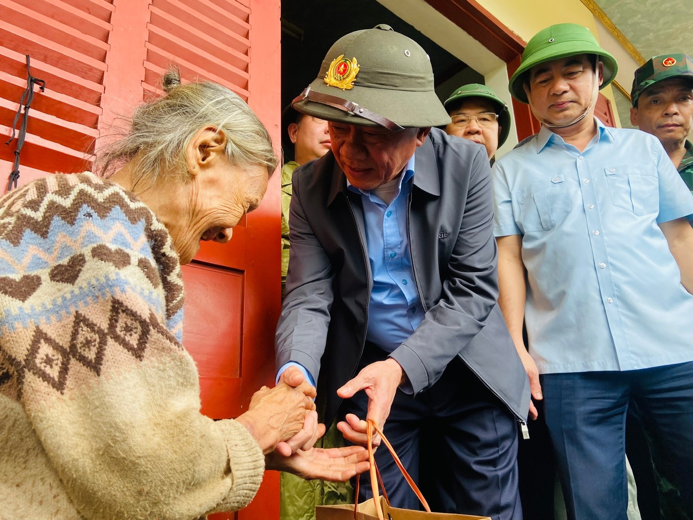 Thuong truc Ban Bi thu dong vien nguoi dan khac phuc hau qua mua lu hinh anh