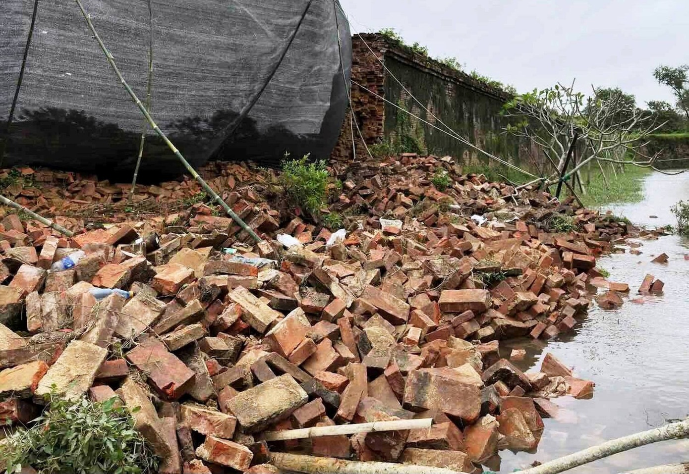 Hoàng thành Huế sụt lún ảnh 2 Hoang thanh Hue sut lun anh 2