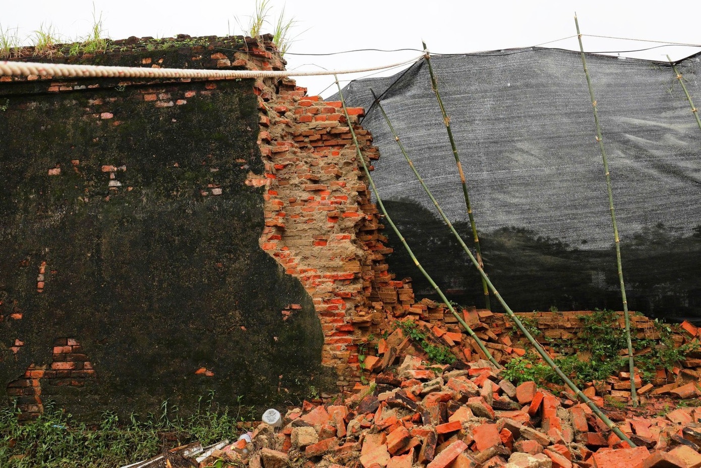 Hoàng thành Huế sụt lún ảnh 3 Hoang thanh Hue sut lun anh 3