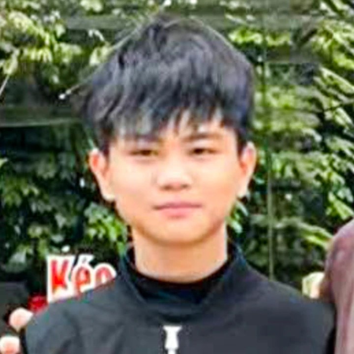 Be trai mat tich anh 1