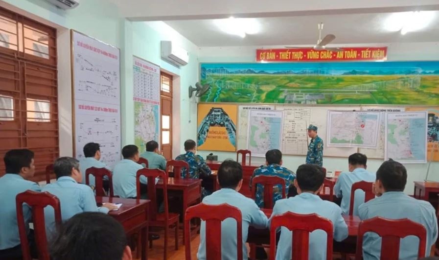 Truc thang Mi-17 bay vao vung lu Dak Lak de cuu tro nhan dan hinh anh