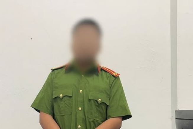 Gia lam cong an de 'tao an tuong voi ban gai' hinh anh