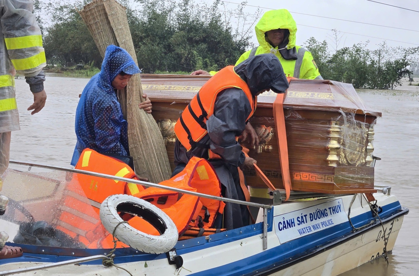Chau be tu vong, Cong an Dak Lak vuot lu mang quan tai cho gia dinh hinh anh